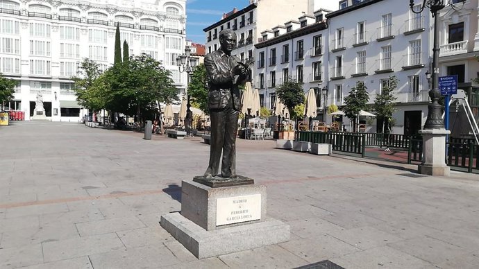 Archivo - Arquivo - Estátua em homenagem ao dramaturgo Federico García Lorca, que se ergue na Praça de Santa Ana, em frente ao Teatro Español