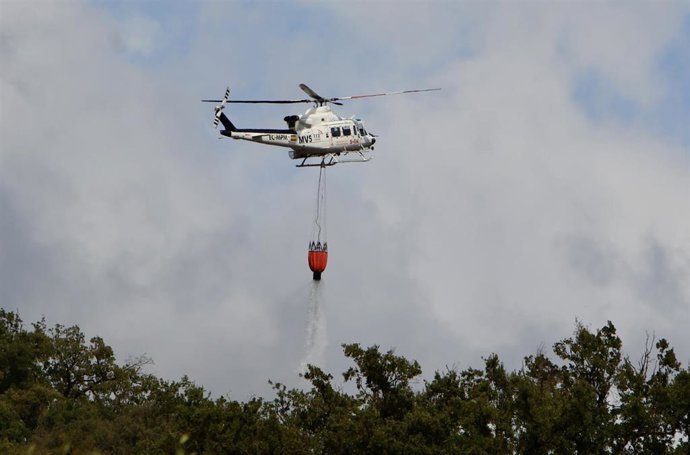 Un helicóptero trabaja en las labores de extinción de un incendio, a 10 de agosto de 2026, en Castellón