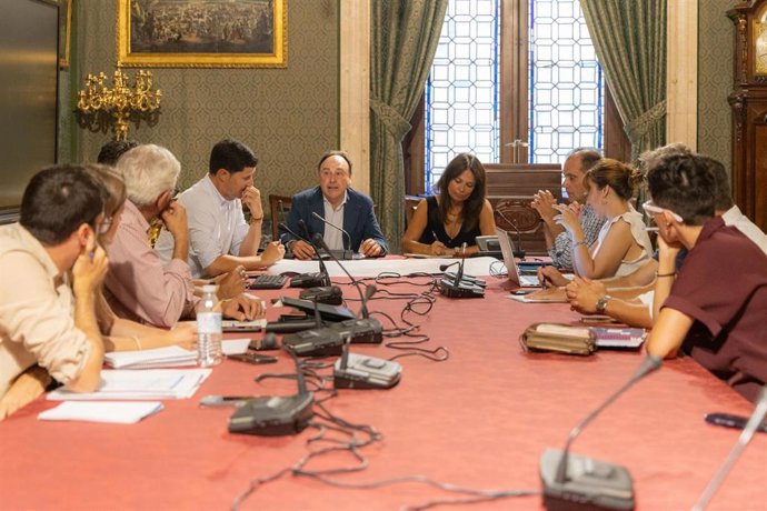 Reunión del Ayuntamiento de Sevilla para marcar la hoja de ruta frente al virus del Nilo Occidental.