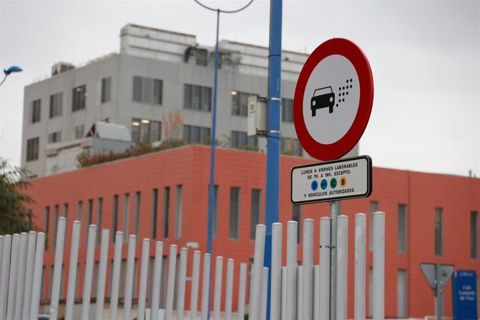 Archivo - Señal de prohibición de circulación en Zona de Bajas Emisiones (ZBE) en los accesos de la Cartuja de Sevilla. Foto de archivo