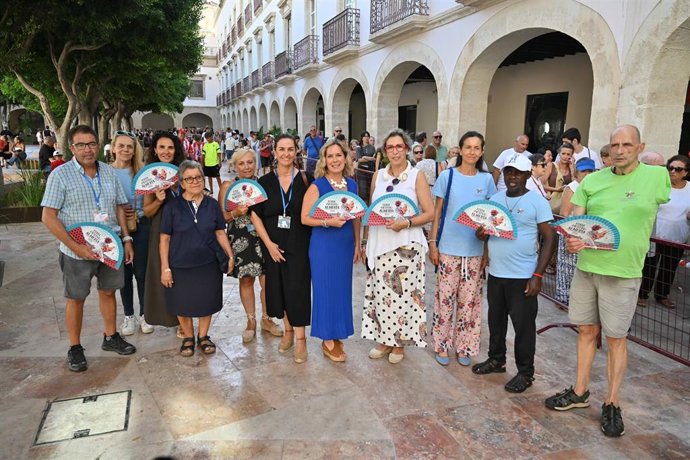 Reparto de los abanicos de la Feria de Almería.