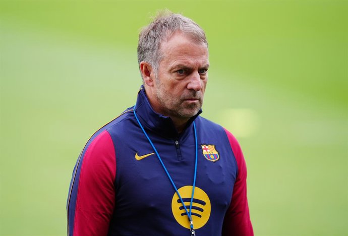 30 July 2026, United Kingdom, Burton-On-Trent: Barcelona's manager Hansi Flick watches over a training session at St. George's Park. The Spanish club is utilizing the English national football center for its pre-season training camp. Photo: David Davies/P