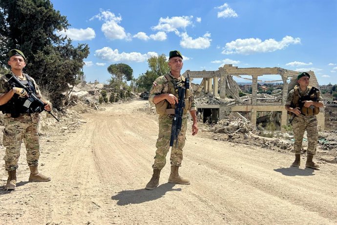 ZAWTAR AL, 27 de julho de 2026  -- Soldados do Exército libanês montam guarda para garantir a segurança dos moradores que retornam à cidade de Zawtar al-Gharbiyah, no sul do Líbano, em 26 de julho de 2026. O Exército libanês informou neste domingo que os 