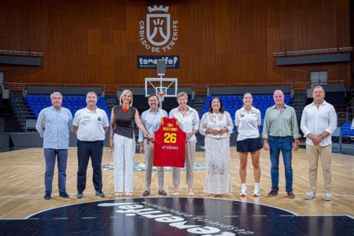 Presentación de los partidos amistosos de la selección española femenina de baloncesto en Tenerife, con la presencia de la presidenta de la FEB, Elisa Aguilar (quinta por la izq), y el seleccionador, Miguel Méndez (segundo por la izq).