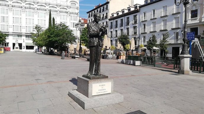 Archivo - Estatua en homenaje al dramaturgo Federico García Lorca que preside la plaza de Santa Ana frente al Teatro Español