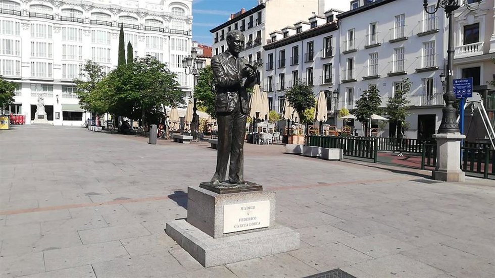 Archivo - Estatua en homenaje al dramaturgo Federico García Lorca que preside la plaza de Santa Ana frente al Teatro Español