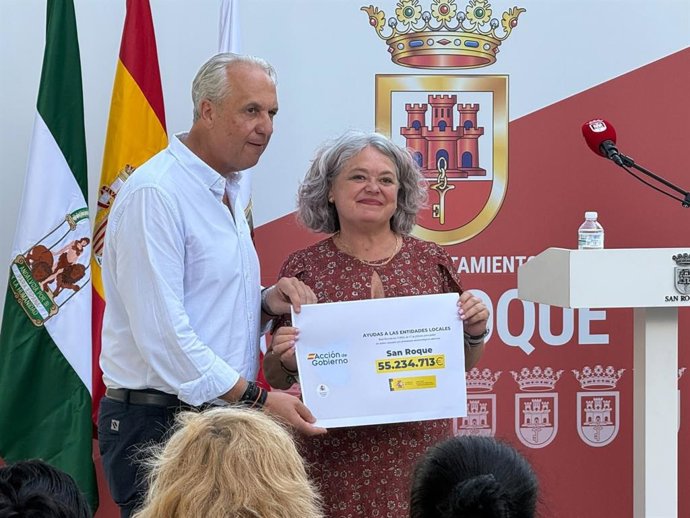 El alcalde de San Roque (Cádiz), Juan Carlos Ruiz Boix, recibe simbólicamente de manos de la subdelegada del Gobierno de Cádiz, Blanca Flores, un cheque con la subvención destinada a San Roque por parte del Gobierno para hacer frente a daños por borrascas