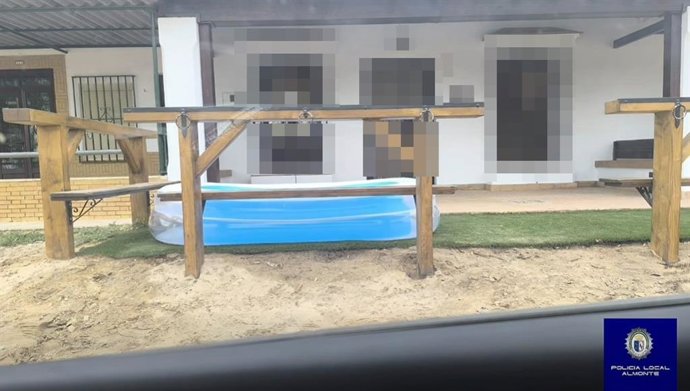 Imagen de una piscina en la puerta de una casa de El Rocío.