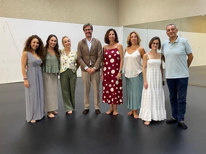 El delegado de Educación de la Junta en Córdoba, Diego Copé (4º izda.), con profesorado y representanes del AMPA del Conservatorio Profesional de Danza Luis del Río.