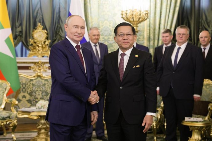 El presidente de Rusia, Vladimir Putin y el líder de la junta militar de Birmania, Min Aung Hlaing.