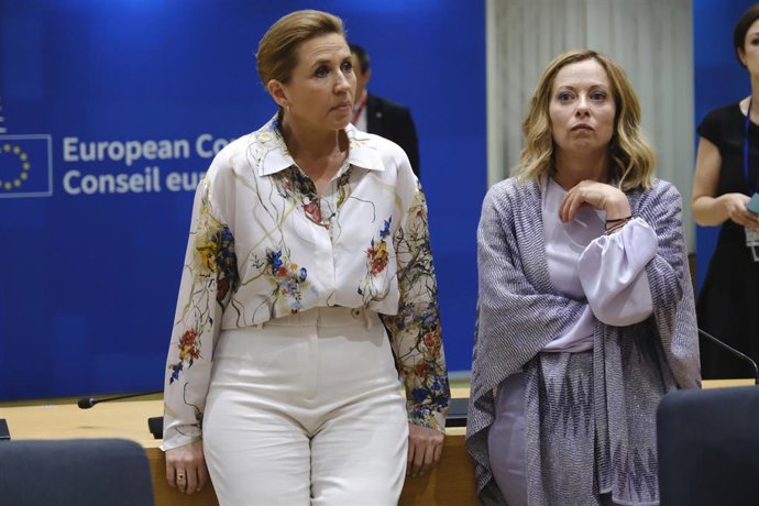Archivo - Las primeras ministras de Italia, Giorgia Meloni, y de Dinamarca, Mette Frederiksen, en una reunión del Consejo Europeo en Bruselas.