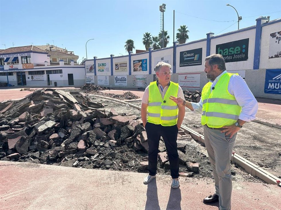 Núñez durante su visita a las obras de remodelación de las pistas de atletismo del Complejo Deportivo de Santa en Hellín.
