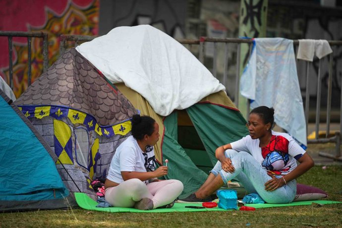 PEREIRA, 15 de agosto de 2026  -- Pessoas conversam em um acampamento provisório montado em um parque após um terremoto em Pereira, na Colômbia, em 14 de agosto de 2026.   Um terremoto de magnitude 7,4 abalou o oeste da Colômbia na segunda-feira. Imagem: 