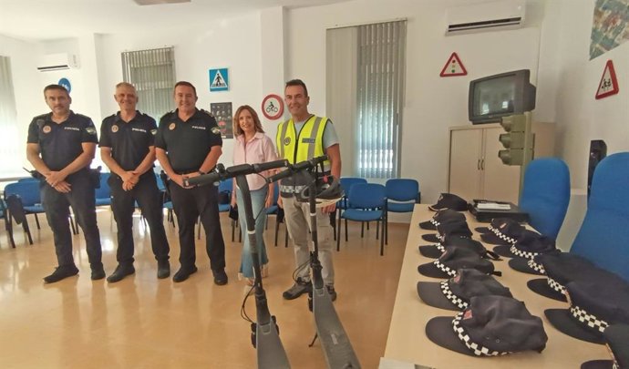 La concejala María del Carmen Angulo, en el Parque Infantil de Tráfico junto a responsables de la Policía Local.