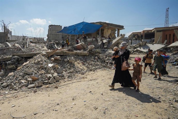 Familias palestinas huyen en Jan Yunis por los ataques israelíes en el enclave palestino 