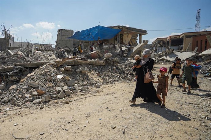 18 de agosto de 2026, Khan Younis, Palestina, Estado de: KHAN YOUNIS, FAIXA DE GAZA, PALESTINA, 18 DE AGOSTO DE 2026: Palestinos recuperam metal dos escombros de casas destruídas em Khan Younis para reutilizá-lo na confecção de barracas e outros itens nec
