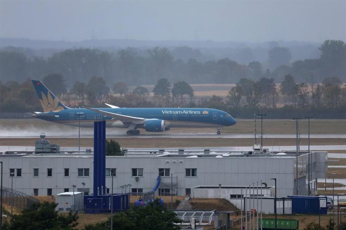 17 August 2026, Bavaria, Munich: A Vietnam Airlines Boeing Dreamliner takes off from Munich Airport bound for Hanoi. On Saturday, an aircraft with the same flight number, VN34, encountered difficulties during takeoff. Photo: Karl-Josef Hildenbrand/dpa