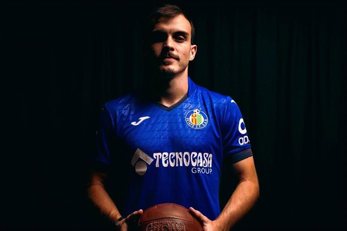 El centrocampista español Francho Serrano vistiendo la camiseta del Getafe CF en el anuncio de su fichaje.