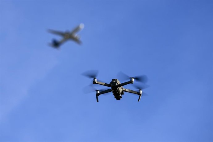 Archivo -  Un dron sobrevuela un avión que despega cerca del aeropuerto de Leipzig/Halle