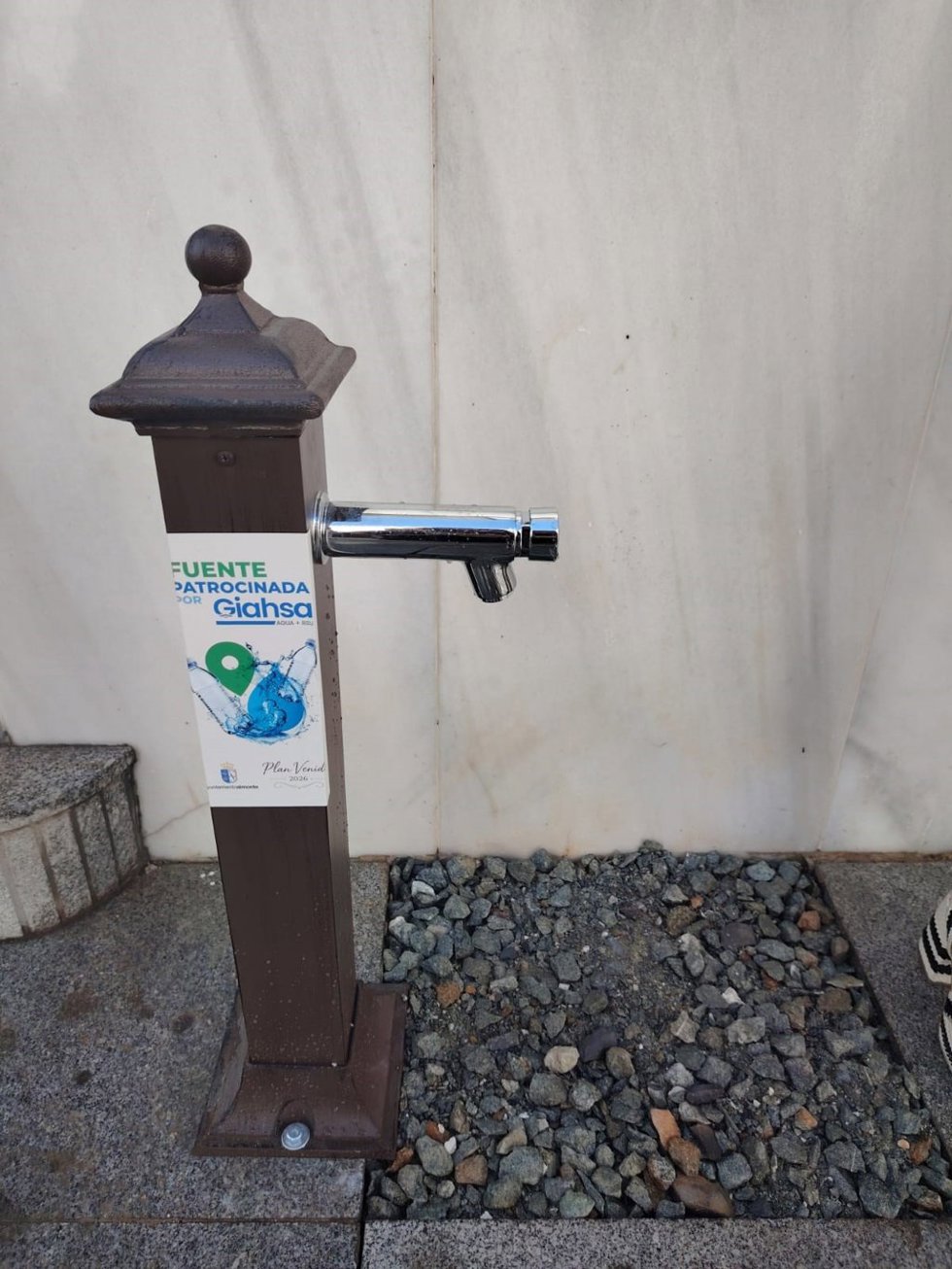 Fuente de agua potable instalada con motivo de la Venida de la Virgel del Rocío.
