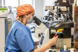 Una profesional de la Unidad de Reproducción Asistida del Hospital de Jaén.