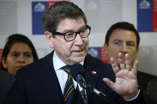 Santiago 14 de julio 2026. Representantes de los partidos del Oficialismo y el Biministro de Economia y Mineria, Daniel Mas, realizan un punto de prensa luego de sostener una reunion sobre la actividad economica y laboral del pais. Dragomir Yankovic/Aton
