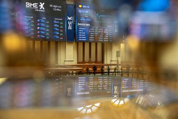Pantalla con datos del Ibex en el Palacio de la Bolsa de Madrid.