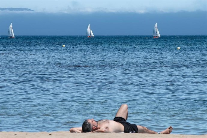 Archivo - (Foto De ARCHIVO) Varias Personas En La Playa De L'escala, A 18 De Junio De 2026, En Girona, Catalunya (España).