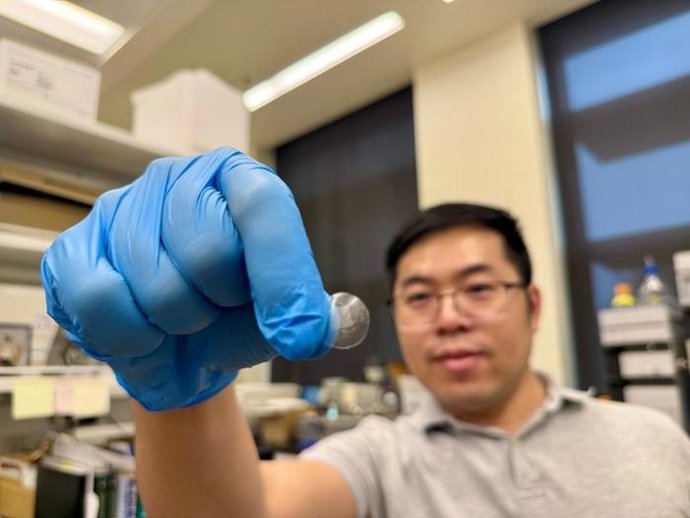 El investigador Penghui Zhao muestra el parche 'iNal', un dispositivo médico portátil que puede prevenir las sobredosis accidentales de opioides.