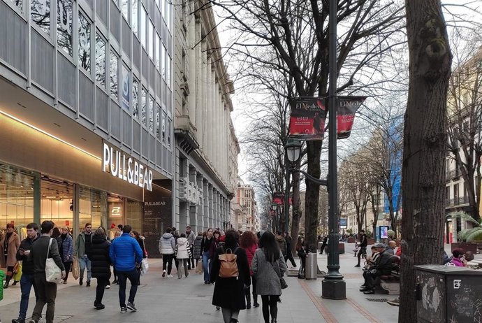 Archivo - Consumidores en una zona comercial de Bilbao