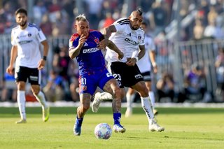 Futbol, Colo Colo vs Universidad de Chile. Fecha 5, Liga de Primera 2026. El jugador de Colo Colo  Arturo Vidal, derecha disputa el balon con Eduardo Vargas de Universidad de Chile durante el partido de primera division disputado en el Estadio Monumental