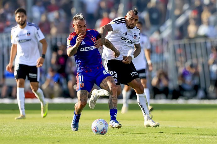 Futbol, Colo Colo vs Universidad de Chile. Fecha 5, Liga de Primera 2026. El jugador de Colo Colo  Arturo Vidal, derecha disputa el balon con Eduardo Vargas de Universidad de Chile durante el partido de primera division disputado en el Estadio Monumental