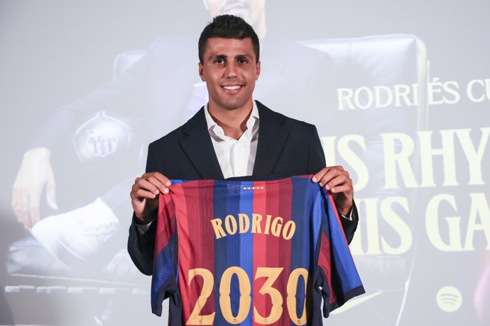 Rodri Hernández posa con la camiseta del FC Barcelona durante su presentación