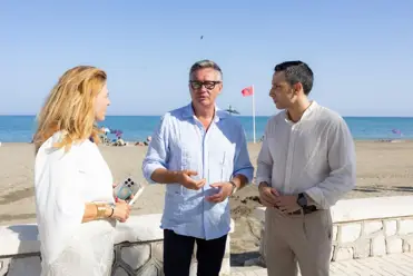 El vicepresidente segundo y consejero de Turismo, Justicia, Desregulación y Administración Local, Manuel Gavira, visita la playa de la Misericordia, una de las cerradas al baño en la capital.