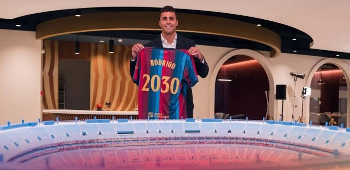 Rodri posa com a camisa do Barça