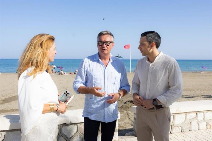 El vicepresidente segundo y consejero de Turismo, Justicia, Desregulación y Administración Local, Manuel Gavira, visita la playa de la Misericordia, una de las cerradas al baño en la capital.