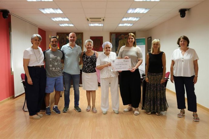 El Ayuntamiento, organizador de la prueba, ha entregado a la Junta Local de la AECC un cheque de 4.000 euros, correspondiente al importe íntegro de las inscripciones de los 352 participantes