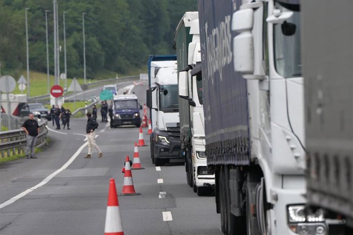 Archivo - Camiones en un atasco tras el corte de la carretera durante una protesta en la frontera de agricultores en la frontera entre España y Francia, en Biriatou. 