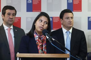 Santiago 14 de julio 2026. Representantes de los partidos del Oficialismo y el Biministro de Economia y Mineria, realizan un punto de prensa luego de sostener una reunion sobre la actividad economica y laboral del pais. Dragomir Yankovic/Aton Chile