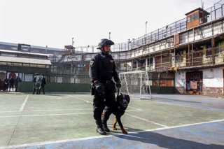 Santiago, 23 de agosto del 2019  Un gendarme custodia a los reos de la Ex Penitenciaria de Santiago, durante una visita del presidente de la republica, al centro penitenciario.  Ramon Monroy/Aton Chile