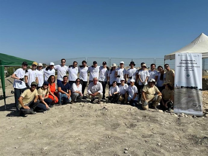 Los jóvenes que participan en el campo de voluntariado arqueológico en el Cerro del Alcázar de Baeza.