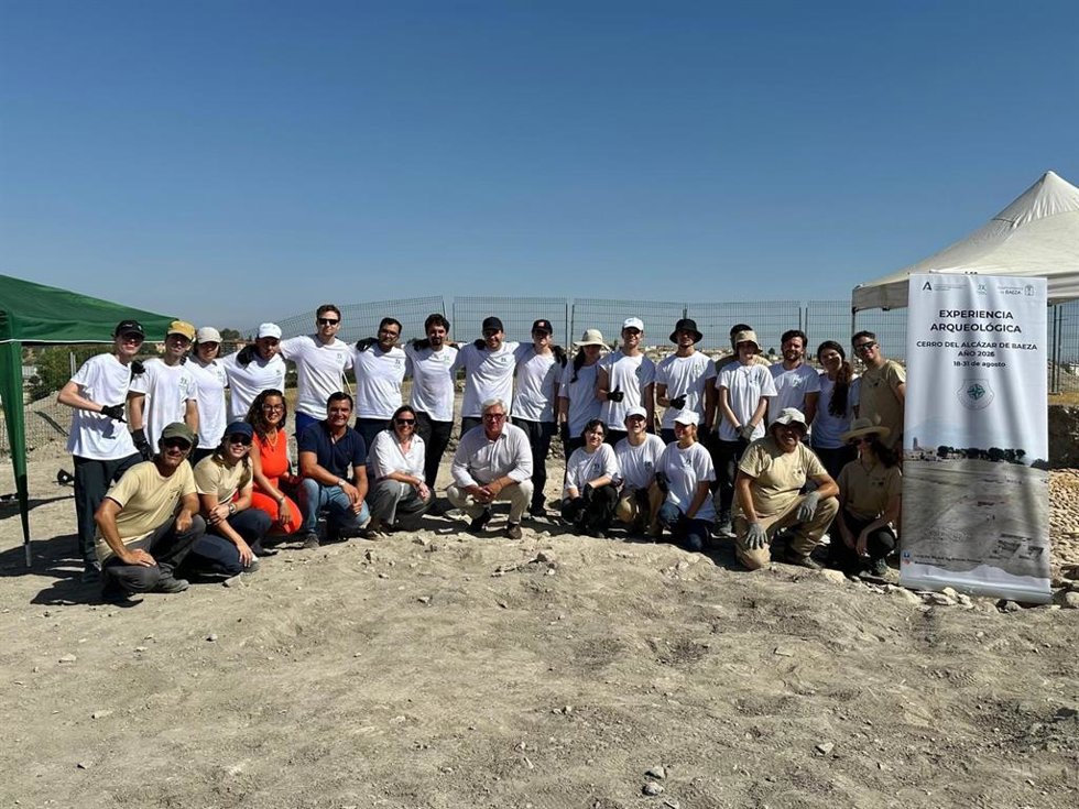 Los jóvenes que participan en el campo de voluntariado arqueológico en el Cerro del Alcázar de Baeza.