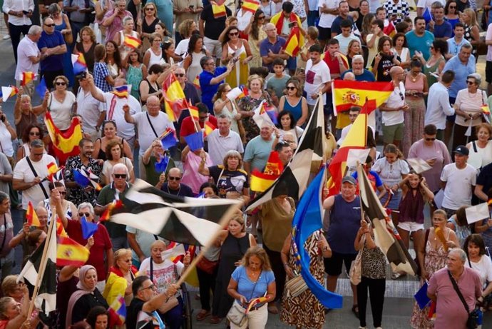 Centenares de melillenses se concentran ante la Asamblea en apoyo a Ceuta.