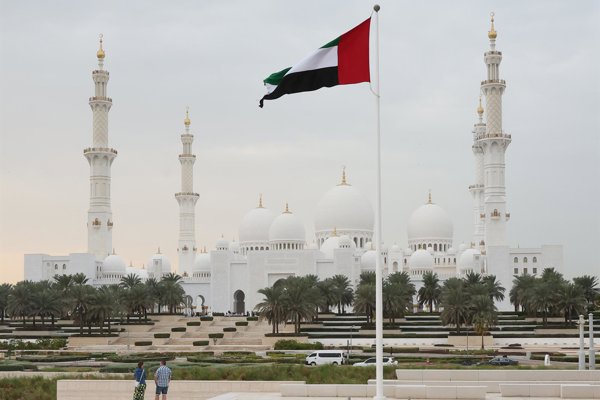 Emiratos suspende "toda" relación comercial con Irán tras un presunto ataque con misiles desde el país asiático