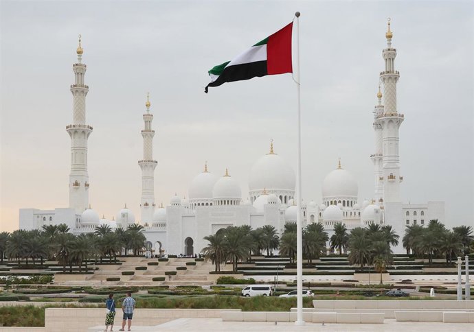Archivo - Bandera de Emiratos Árabes Unidos en una mezquita de Abu Dabi