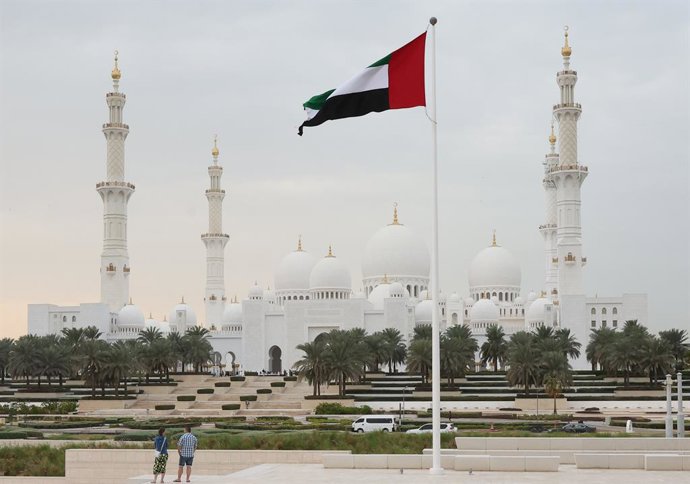 Archivo - Arquivo - EMIRADOS ÁRABES UNIDOS, ABU DHABI - 24 DE JANEIRO DE 2026: A bandeira nacional dos Emirados Árabes Unidos é vista em frente à Grande Mesquita do xeque Zayed