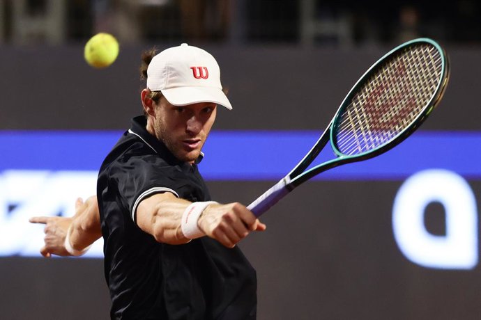 Tenis, Nicolas Jarry vs Dino Prizmic El tenista Nicolas Jarry de Chile regresa la bola de Dino Prizmic de Croacia por el ATP 250 de Santiago  2024 en el Club Deportivo San Carlos de Apoquindo en Santiago, Chile. 23/02/2026 Felipe