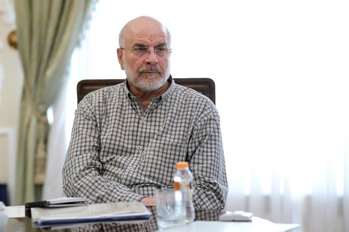 15 de agosto de 2026, Teerã, Irã: O presidente do Parlamento iraniano, MOHAMMAD BAGHER GHALIBAF, participa de uma reunião dos chefes dos três poderes do governo em Teerã.