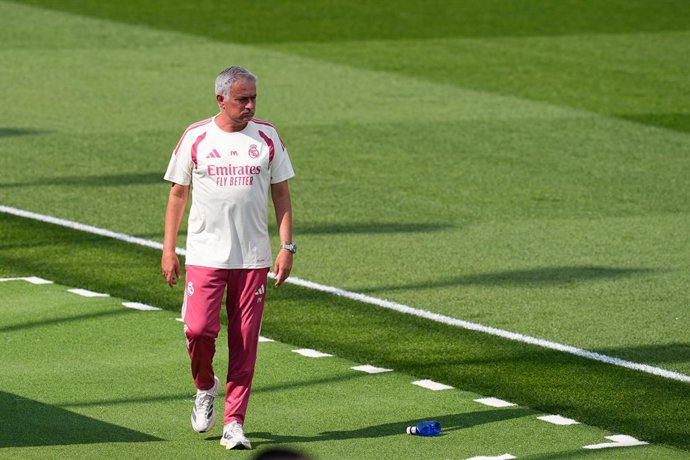 José Mourinho, técnico do Real Madrid, observa durante o treino do Real Madrid realizado em parceria com o CD Leganés no estádio Alfredo Di Stefano, em 28 de julho de 2026, em Valdebebas, Madri, Espanha.