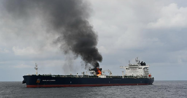 Atacado y destruido un carguero en la costa de Yemen